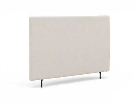 Beige, enkel polstret sengegavl med slanke sorte ben, fritlagt på hvid baggrund.