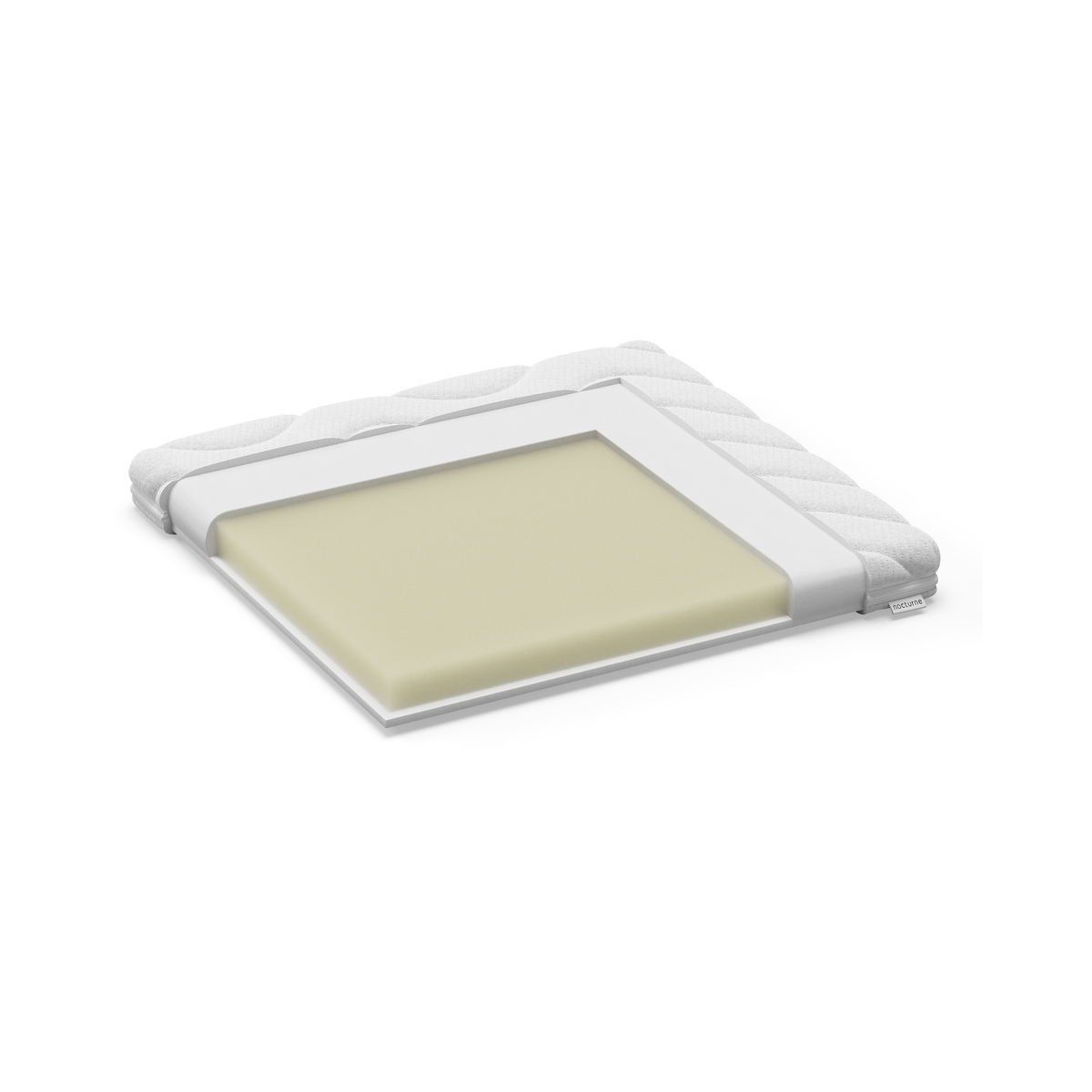 Hvidt quiltet madrasovertræk i snit, der viser beige skumkerne; produktbillede på hvid baggrund.