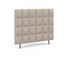 Beige, kvadratisk vatteret sengegavl med ben i moderne stil, set let forfra i vinkel.