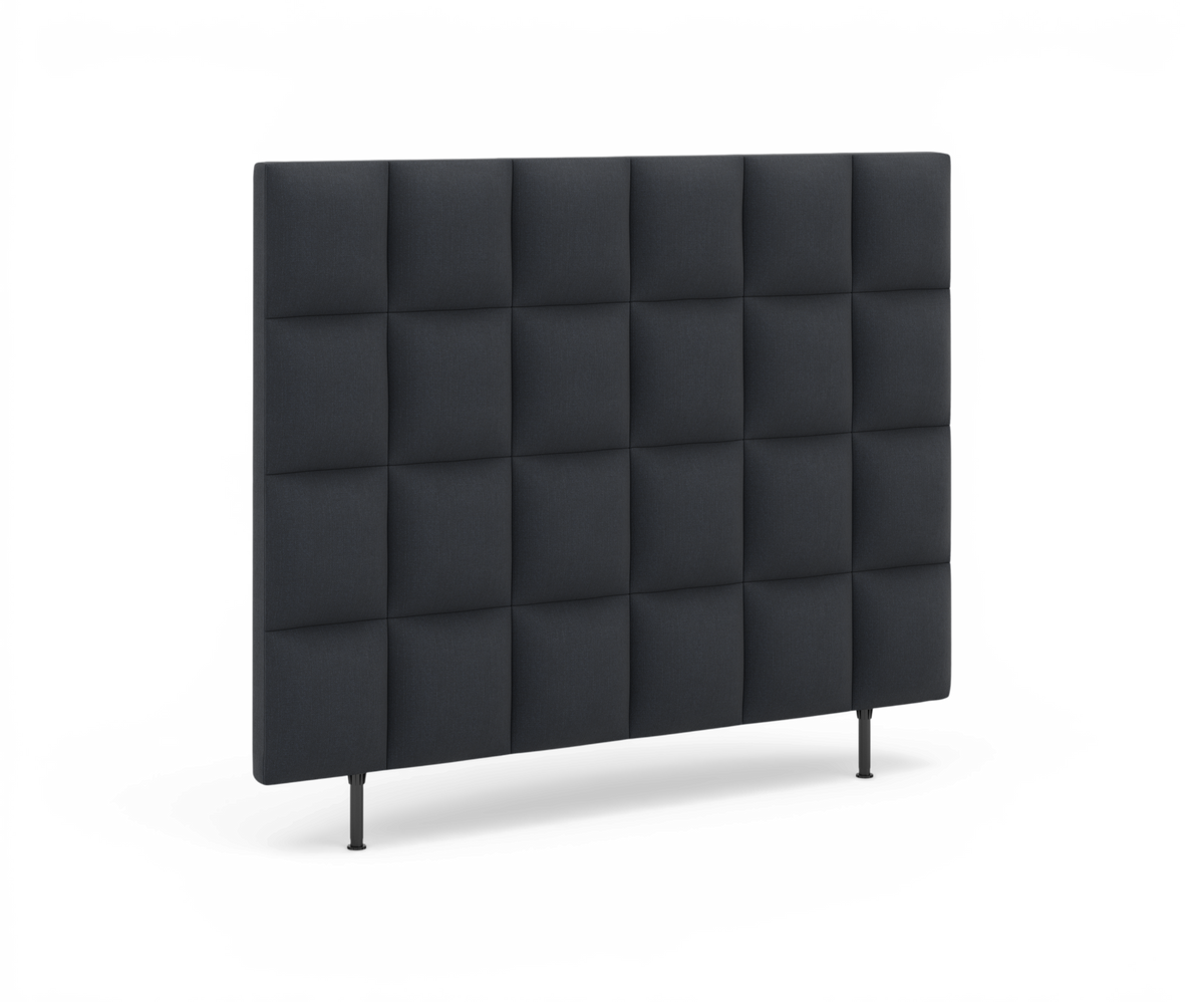 Mørkegråt stofsengegavl med kvadreret, polstret design og slanke ben.