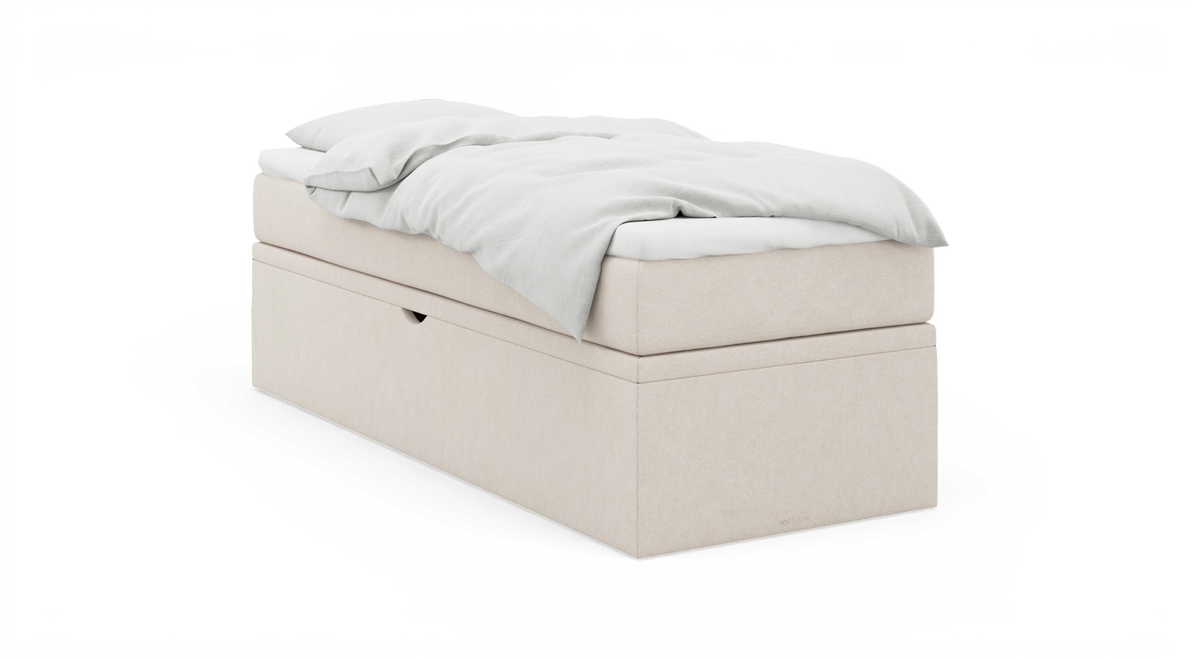 Beige enkeltseng med hvidt sengetøj og dyne, frilagt på hvid baggrund, set forfra i vinkel.