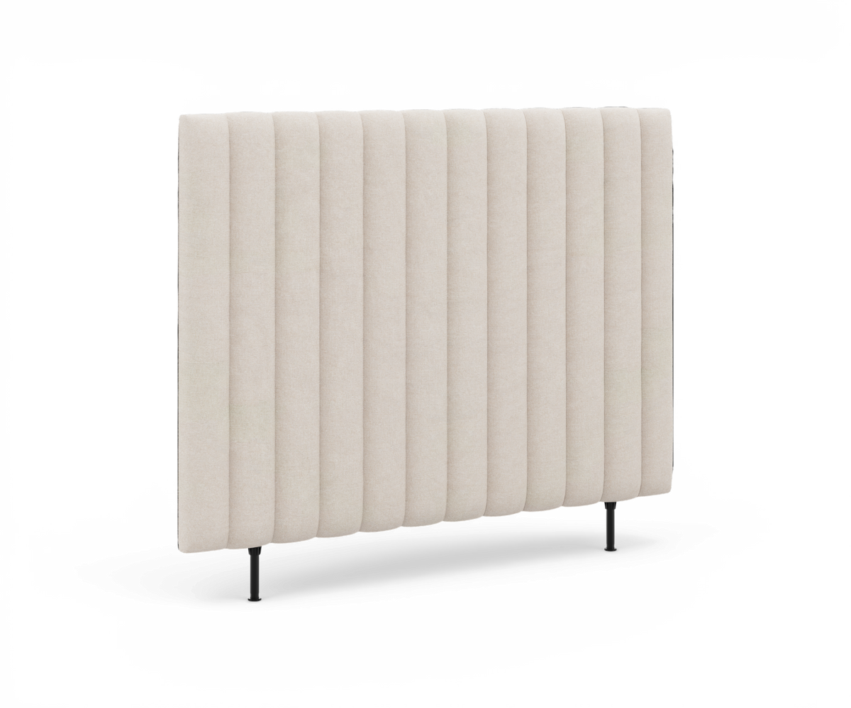 Beige, kanalquiltet sengegavl med smalle lodrette paneler på sorte ben, isoleret på hvid baggrund.