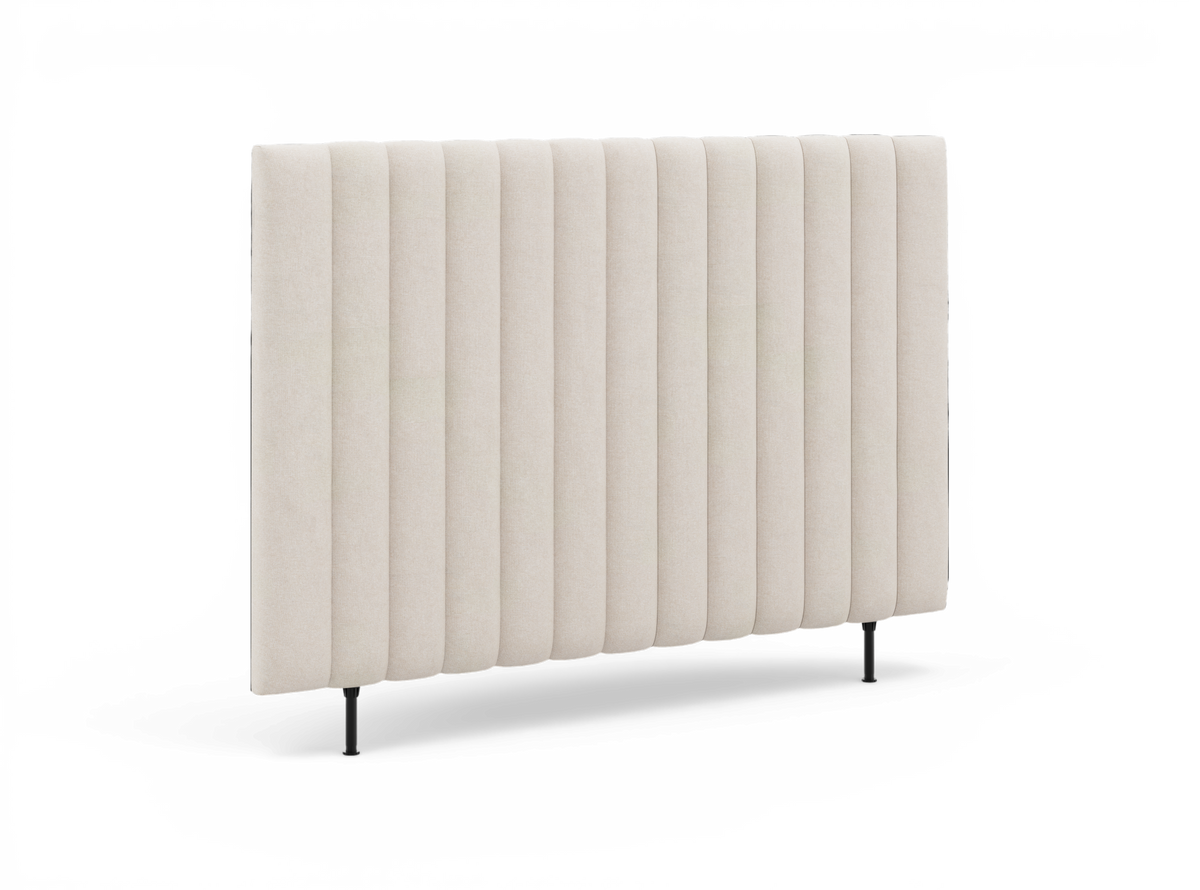 Beige, vertikalkanaleret polstret sengegavl med slanke sorte ben.