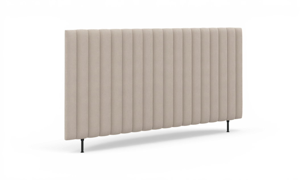 Beige, vertikalt kanalsyet sengegavl med metalben, fritlagt produktbillede.