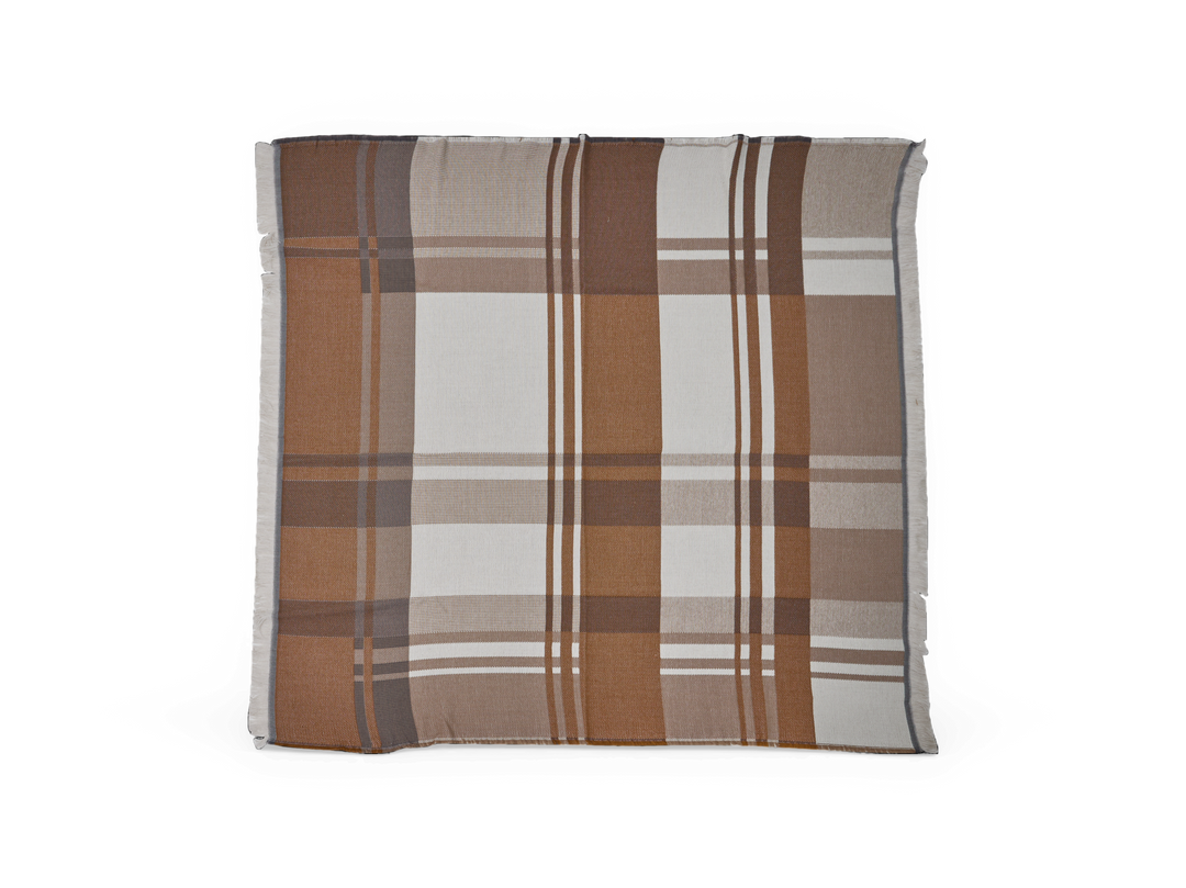 Ternet plaid i brune, beige og hvide nuancer på sort baggrund.