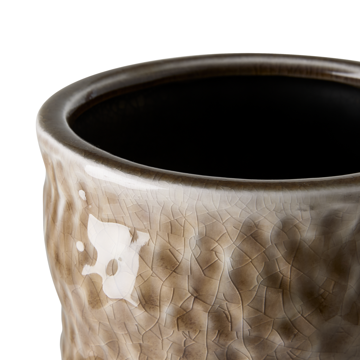 Nærbillede af glaseret keramikkrukke/vase med krakeleret beige overflade og mørk inderside.
