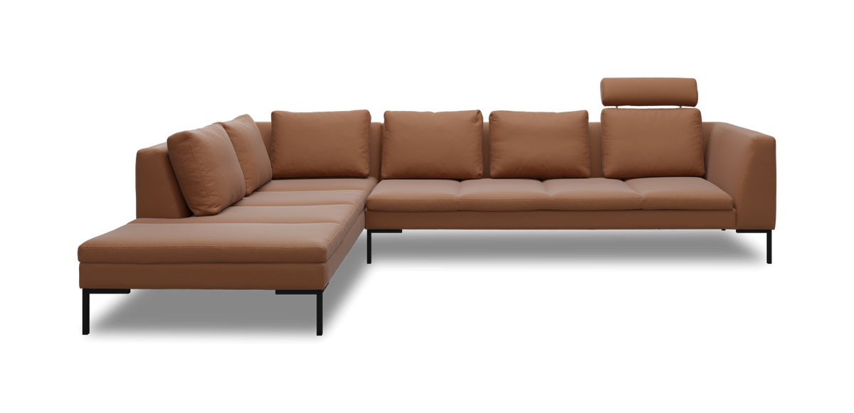Modulær L‑sofa i brun læder med nakkestøtte og løse rygpuder på neutral baggrund.