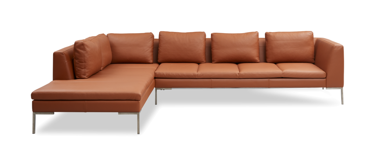 Brun hjørnesofa i læder med chaiselong og metalben, frilagt i studie.