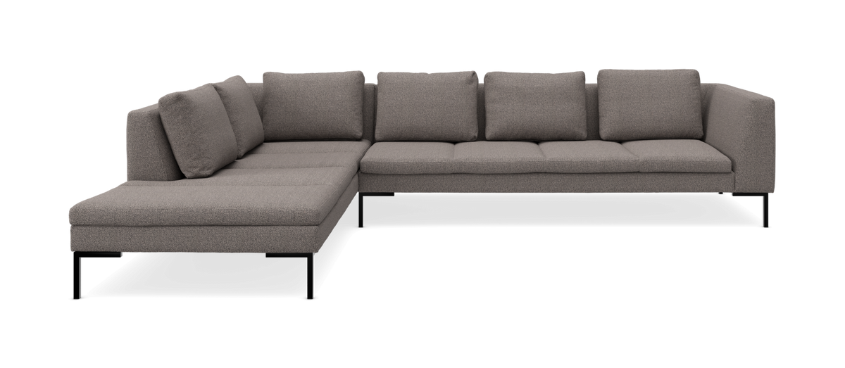 L‑formet modulsofa i grå‑beige stof med sorte metalben, fritstående på hvid baggrund.