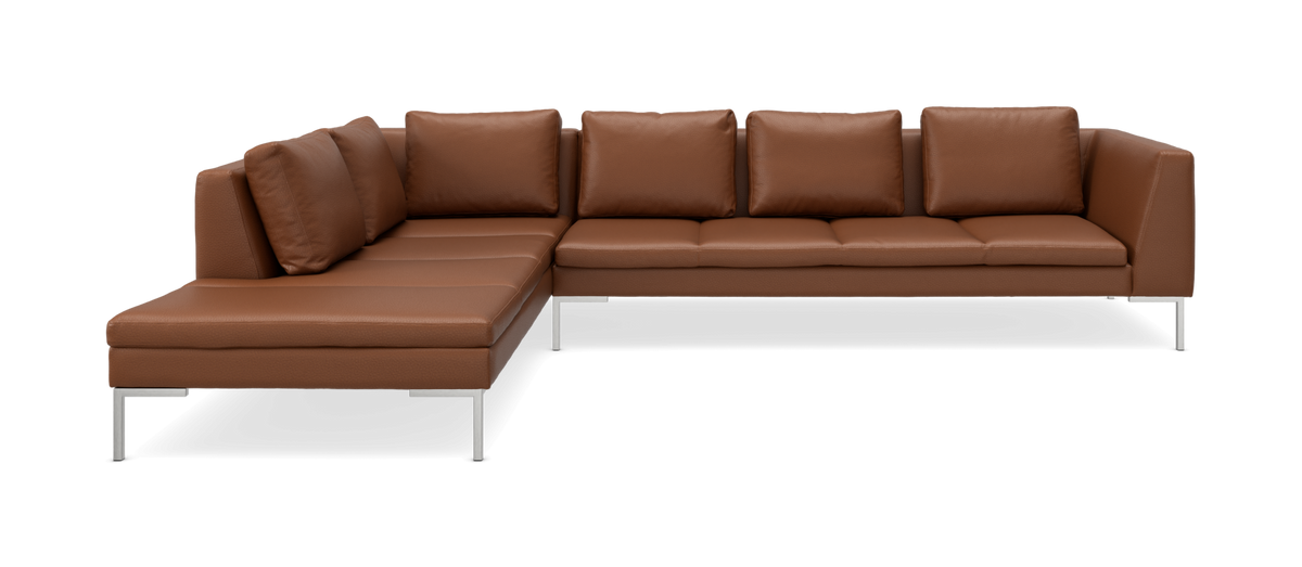 Brun L-formet modulsofa i læder med metalben og løse ryghynder.