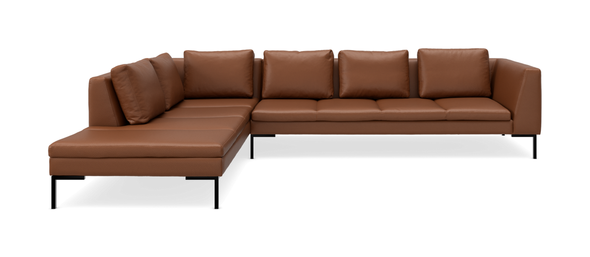 Brun L‑formet modulsofa i læder med venstrevendt chaiselong og sorte ben, fritlagt på neutral baggrund.