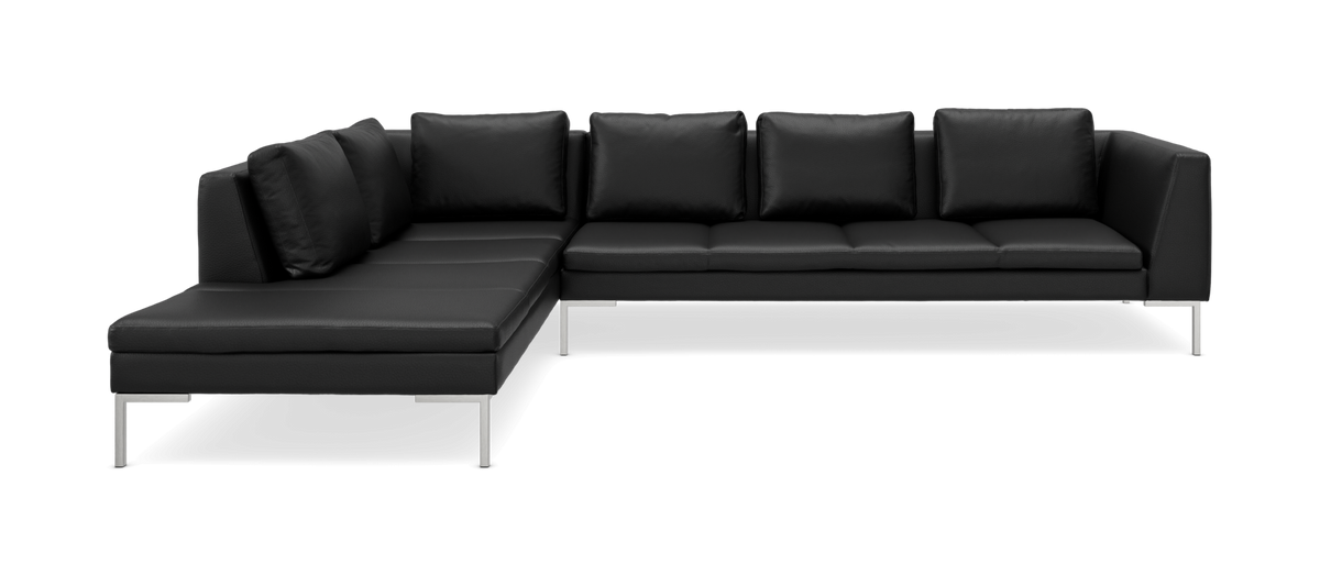 Sort modulær hjørnesofa med venstrevendt chaiselong og metalben.
