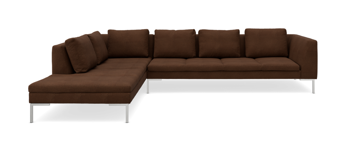 Brun L‑sofa med chaiselong og metalben, frilagt på hvid baggrund.