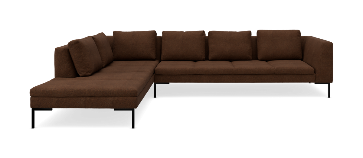 Brun L-formet modulsofa med chaiselong til venstre, blød stofpolstring og sorte metalben på hvid baggrund.