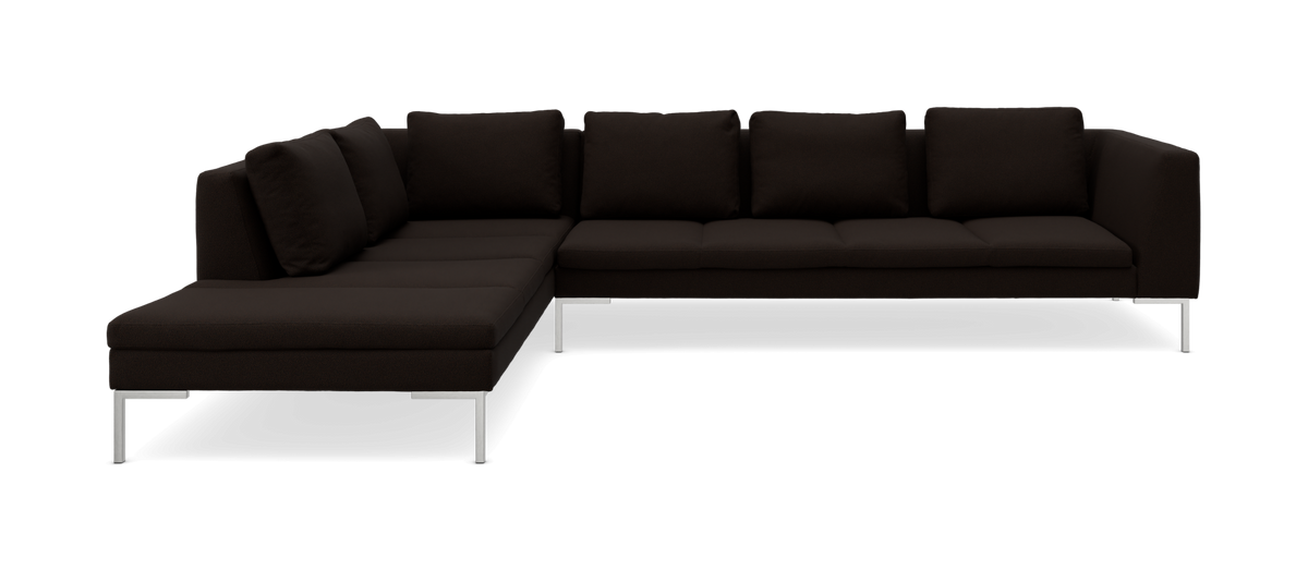 Mørkebrun L‑formet modulsofa med metalben, frilagt på sort baggrund.