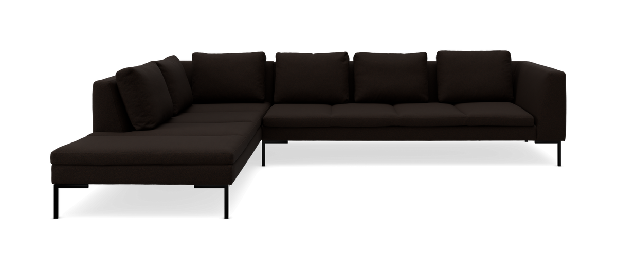 Mørkebrun L‑formet modulsofa med chaiselong, frilagt på hvid baggrund.