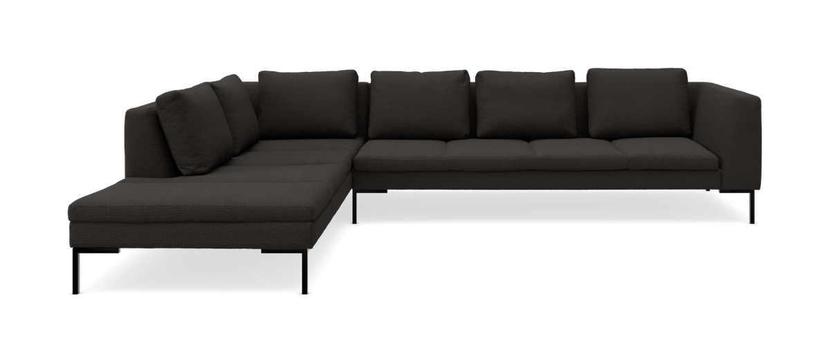 Mørkegrå L-formet modulsofa med venstrevendt chaiselong, stofbetræk og slanke sorte metalben.