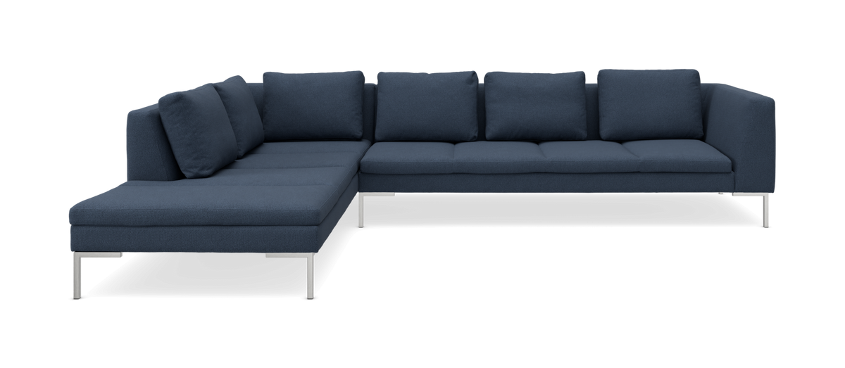 Mørkeblå L-formet modulsofa med chaiselong og metalben, frilagt på hvid baggrund.