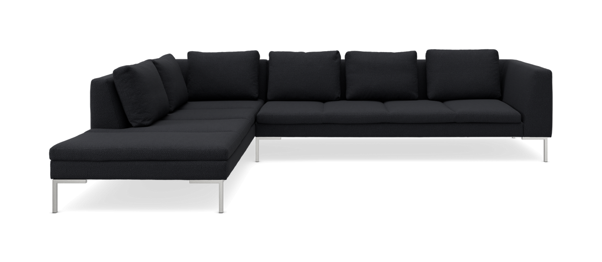 Sort L-formet modulsofa med metalben.