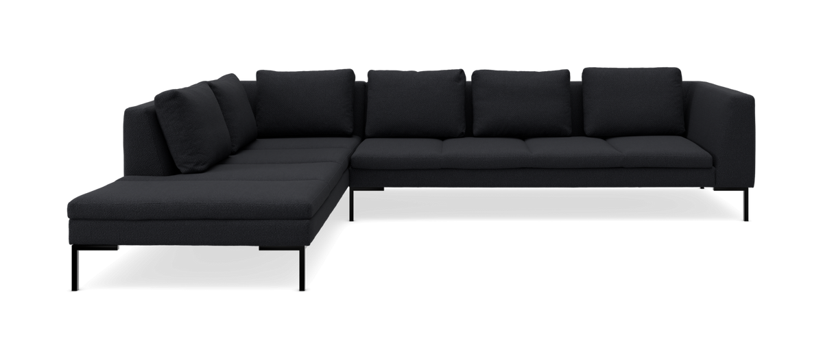 Sort L-formet modulsofa med venstrevendt chaiselong og slanke metalben.