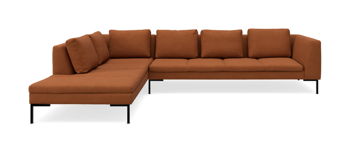Modulær L-sofa med venstrevendt chaiselong i rustbrunt stof og sorte metalben.