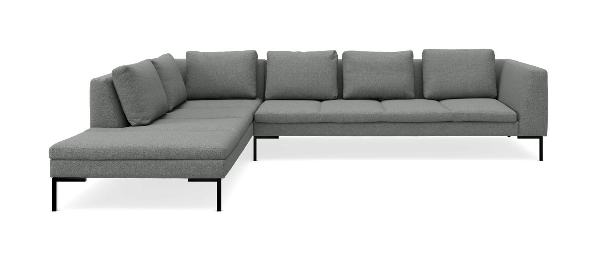Grå L‑formet modulsofa med chaiselong og fem ryghynder på sorte metalben, frilagt produktbillede.
