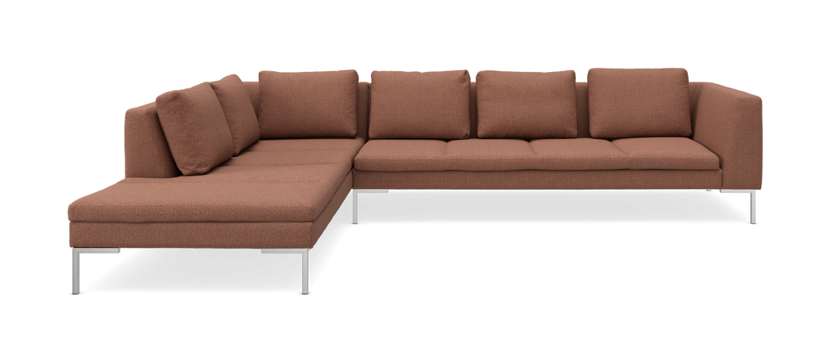 L‑formet modulsofa i brun stof med slanke metalben og ryghynder.