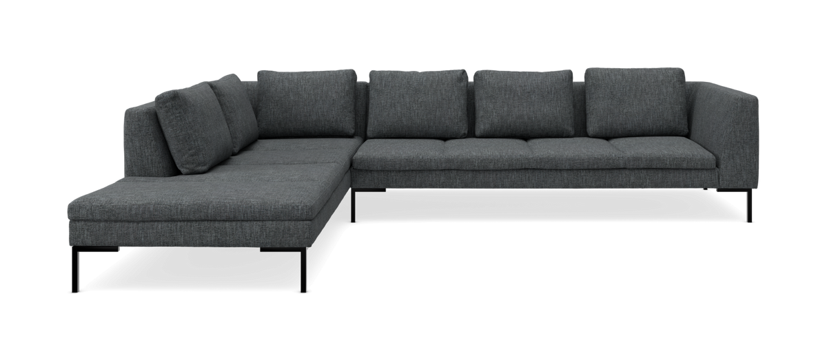 Mørkegrå L-formet modulsofa med chaiselong til venstre og slanke metalben.