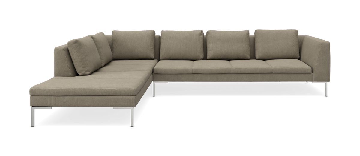 L-formet modulsofa i beige stof med metalben, fritlagt på hvid baggrund.