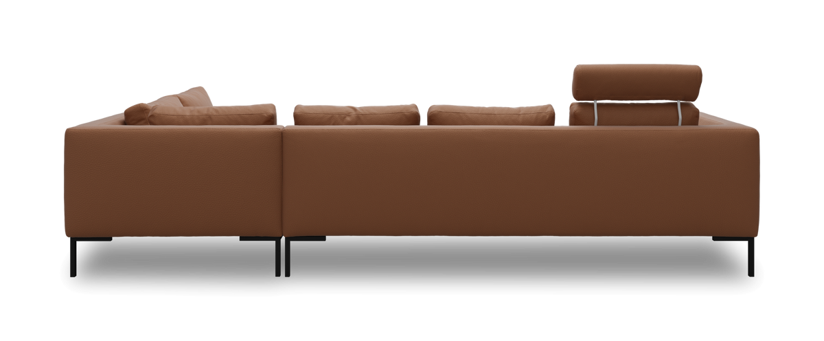 Brun modulsofa i læder set bagfra med justerbar nakkestøtte i højre side, frilagt på hvid baggrund.