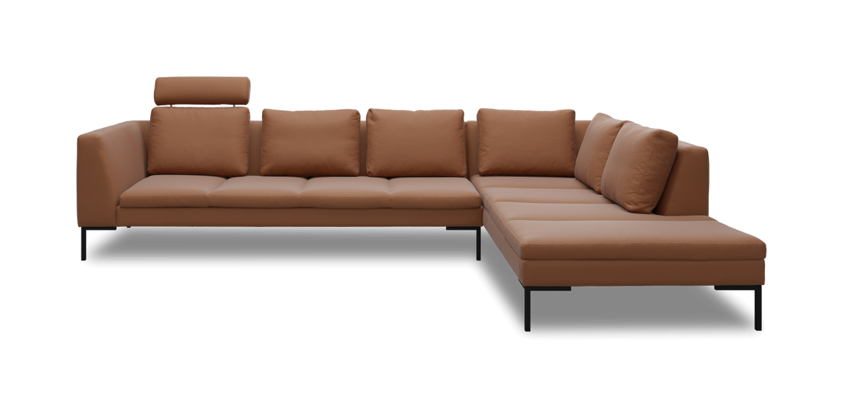 Brun L‑formet modulsofa i læder med chaiselong og justerbar nakkestøtte, studiebillede.