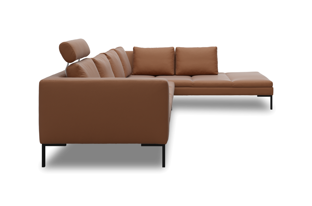 Brun læderhjørnesofa med chaiselong og sorte ben, set let forfra.