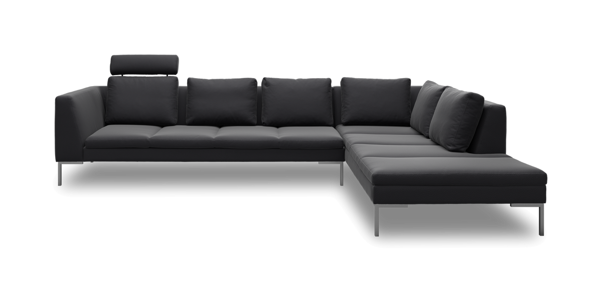 Mørkegrå hjørnesofa med chaiselong og nakkestøtte, isoleret på sort baggrund.