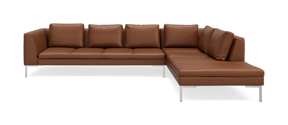 Brun L-formet modulsofa med chaiselong og metalben, fem rygpuder.