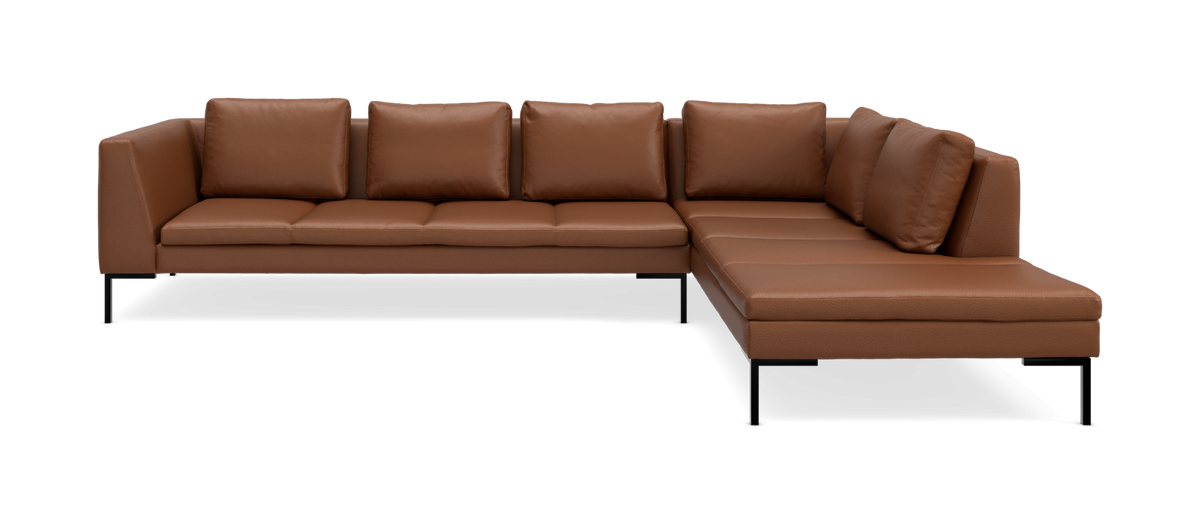Modulær L-formet brun lædersofa med metalben og løse ryghynder.