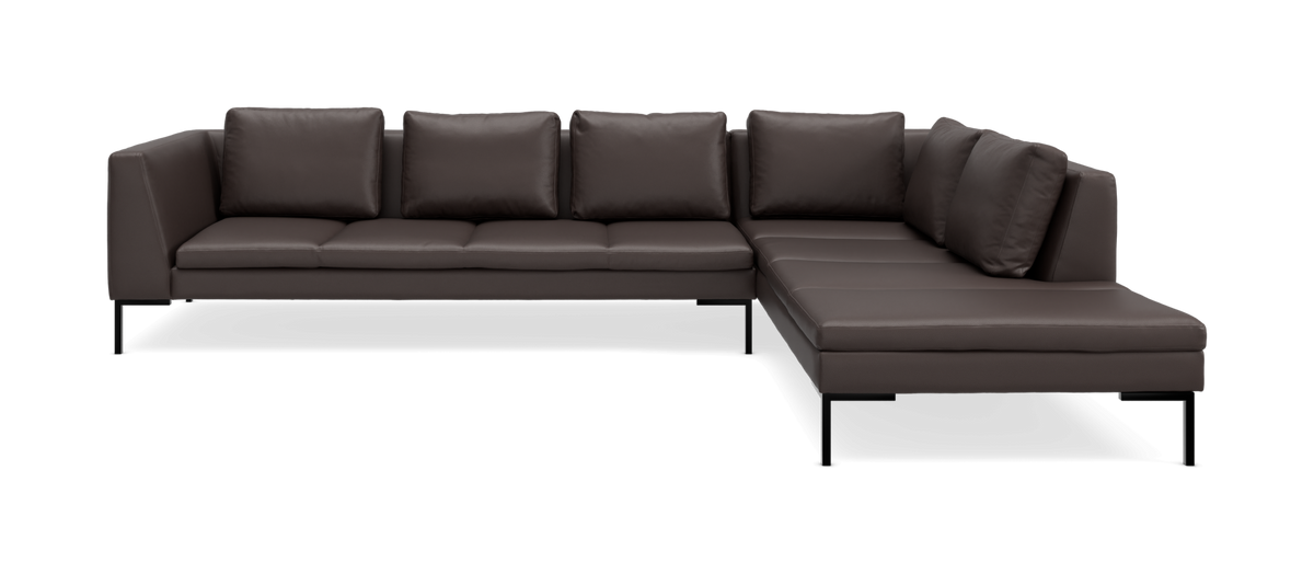 Mørkebrun L‑sofa med chaiselong til højre og sorte ben.