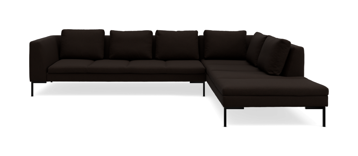 Mørkebrun L-formet modulsofa med chaiselong, frilagt på sort baggrund.