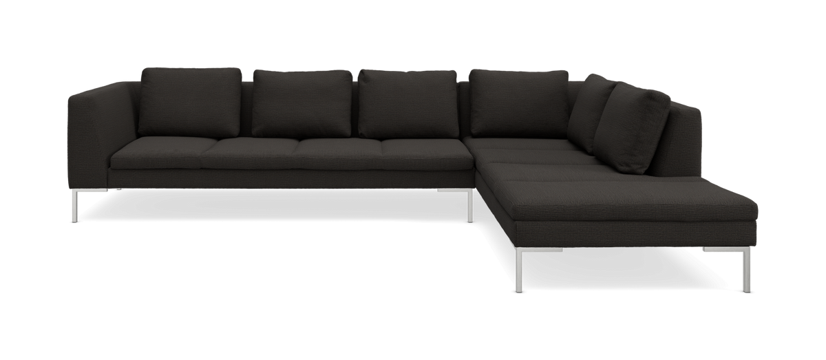 Mørkgrå hjørnesofa med højrevendt chaiselong og slanke metalben, set forfra på hvid baggrund.