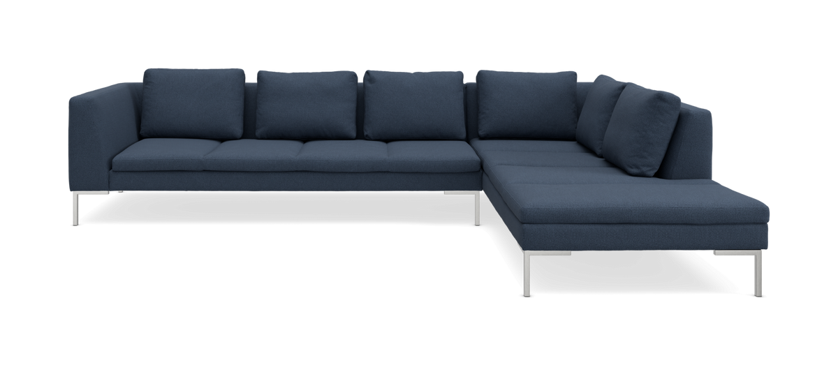 Mørkeblå L-formet hjørnesofa med chaiselong til højre og slanke metalben, frilagt produktbillede.