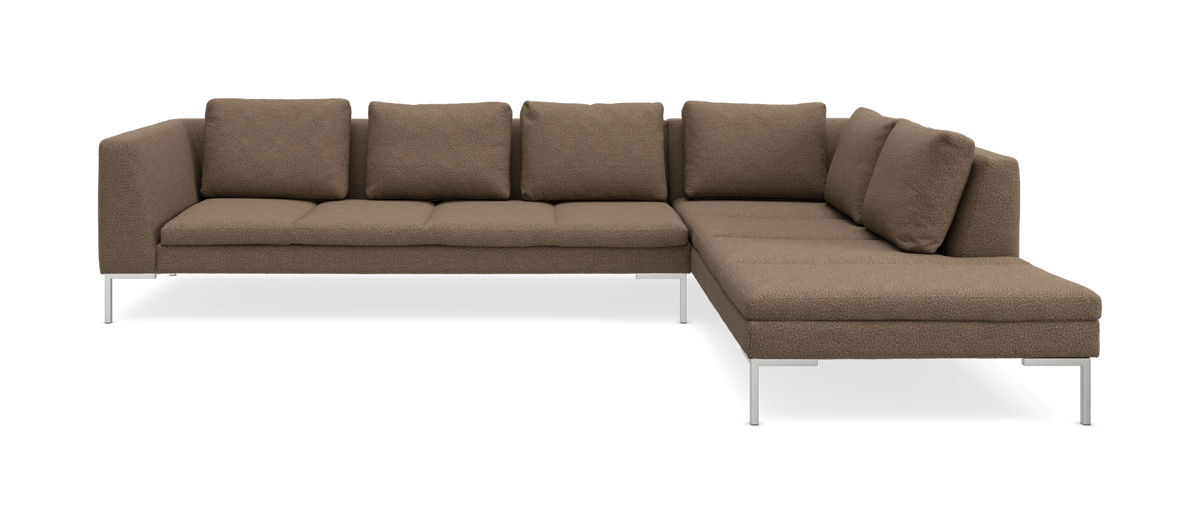Brun L-formet modulsofa med metalben og løse ryghynder, frilagt på hvid baggrund.