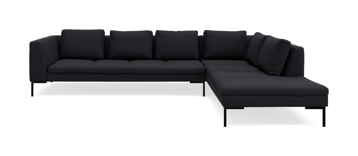 Mørk antracit L‑formet hjørnesofa med chaiselong til højre og slanke metalben, frilagt på hvid baggrund.