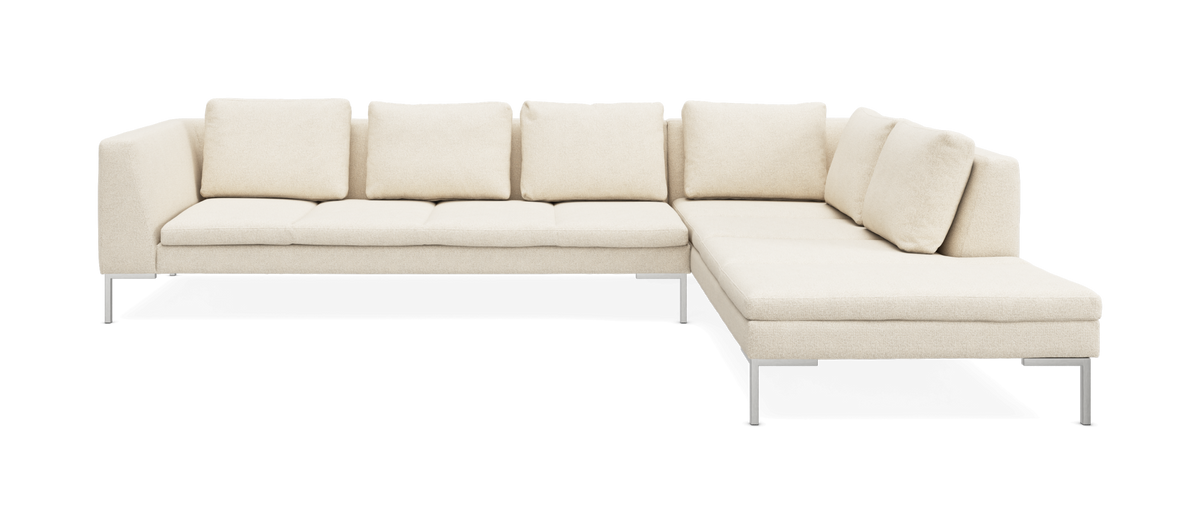 Cremefarvet L-formet hjørnesofa med chaiselong og metalben.