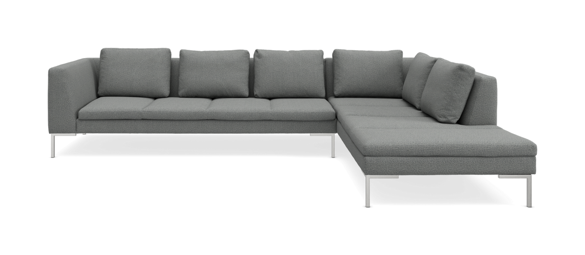 Grå modulsofa i L-form med chaiselong til højre og metalben.
