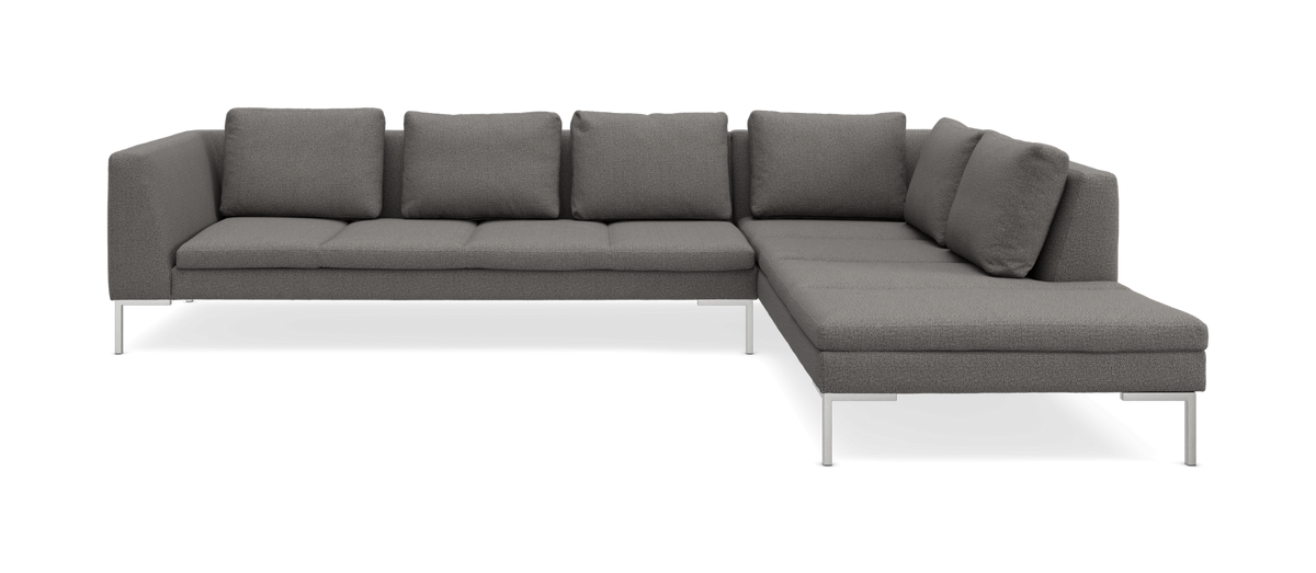 Grå L‑formet modulsofa med højre chaiselong, metalben og fem rygpuder på hvid baggrund.