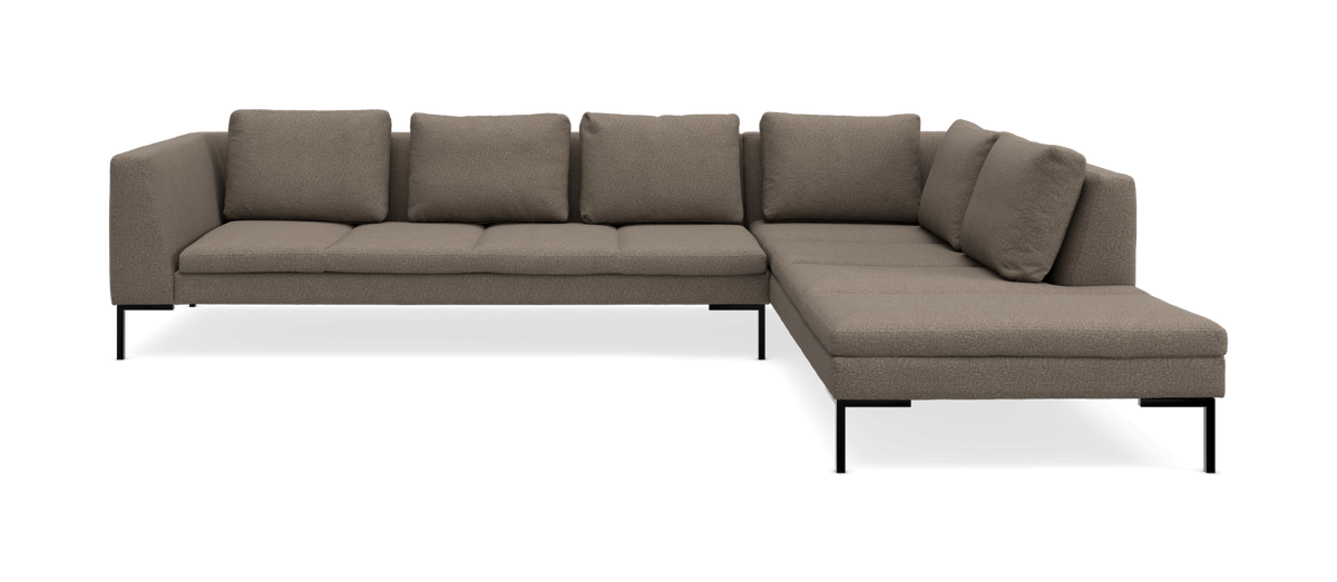 Brun L-formet hjørnesofa med chaiselong og seks ryghynder på slanke sorte metalben.