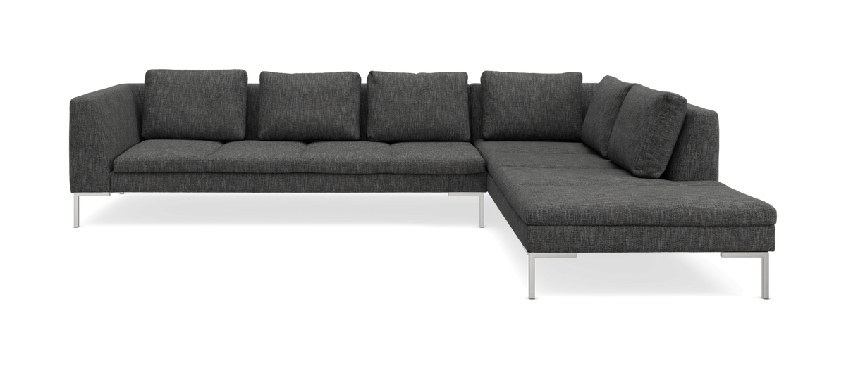 Mørkegrå hjørnesofa med chaiselong og metalben.