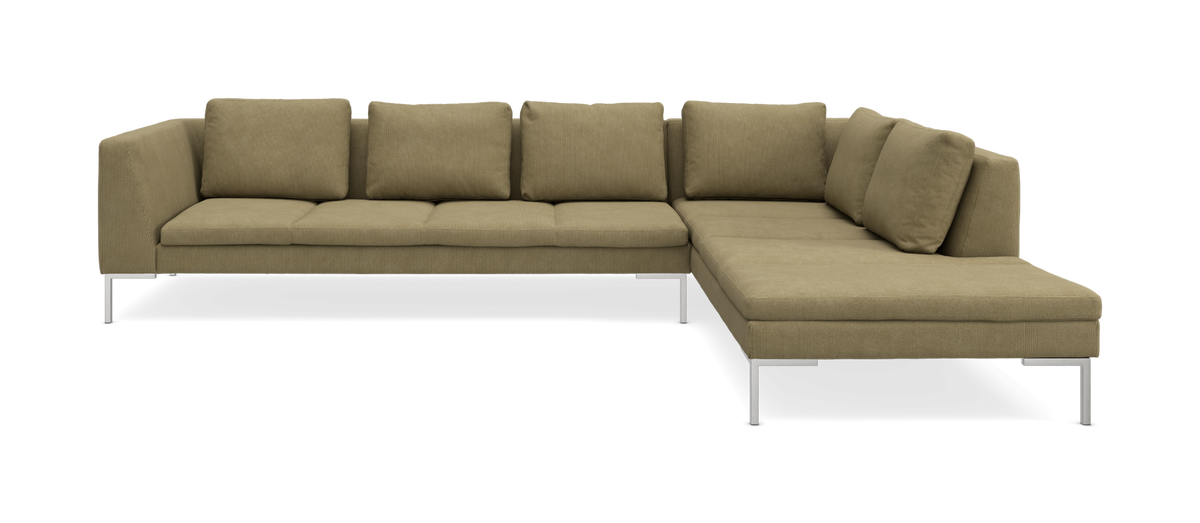 Hjørnesofa i olivengrøn ribbet stof med slanke metalben, frilagt på hvid baggrund.