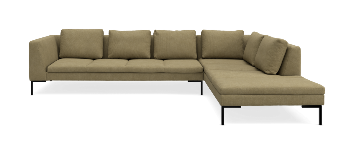 L-formet modulsofa i olivgrøn fløjl med sorte metalben og højre chaiselong, frilagt på hvid baggrund.