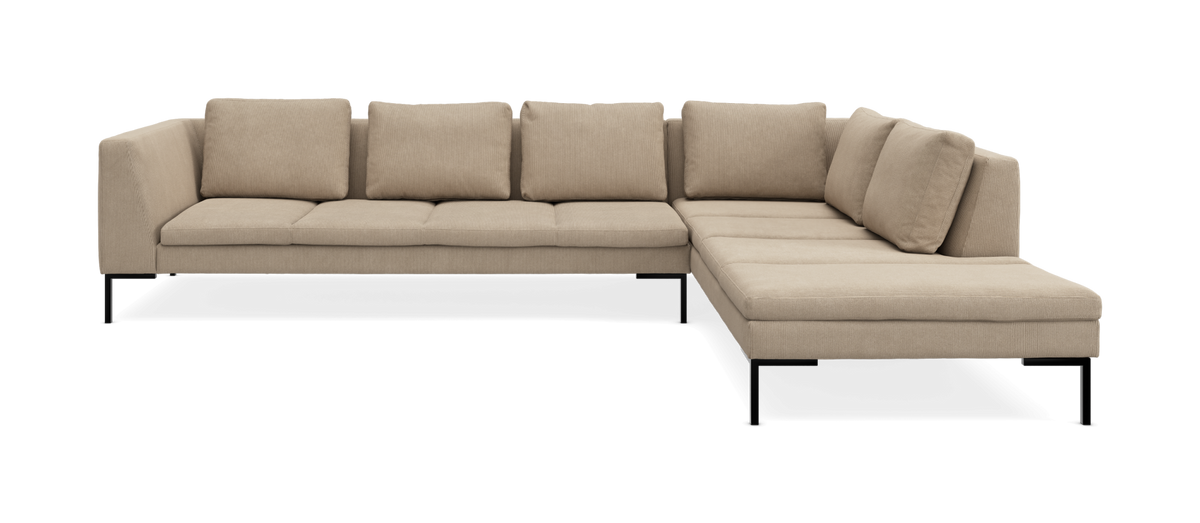 Beige L‑formet modulsofa med chaiselong til højre og sorte metalben, frilagt på hvid baggrund, frontvisning.