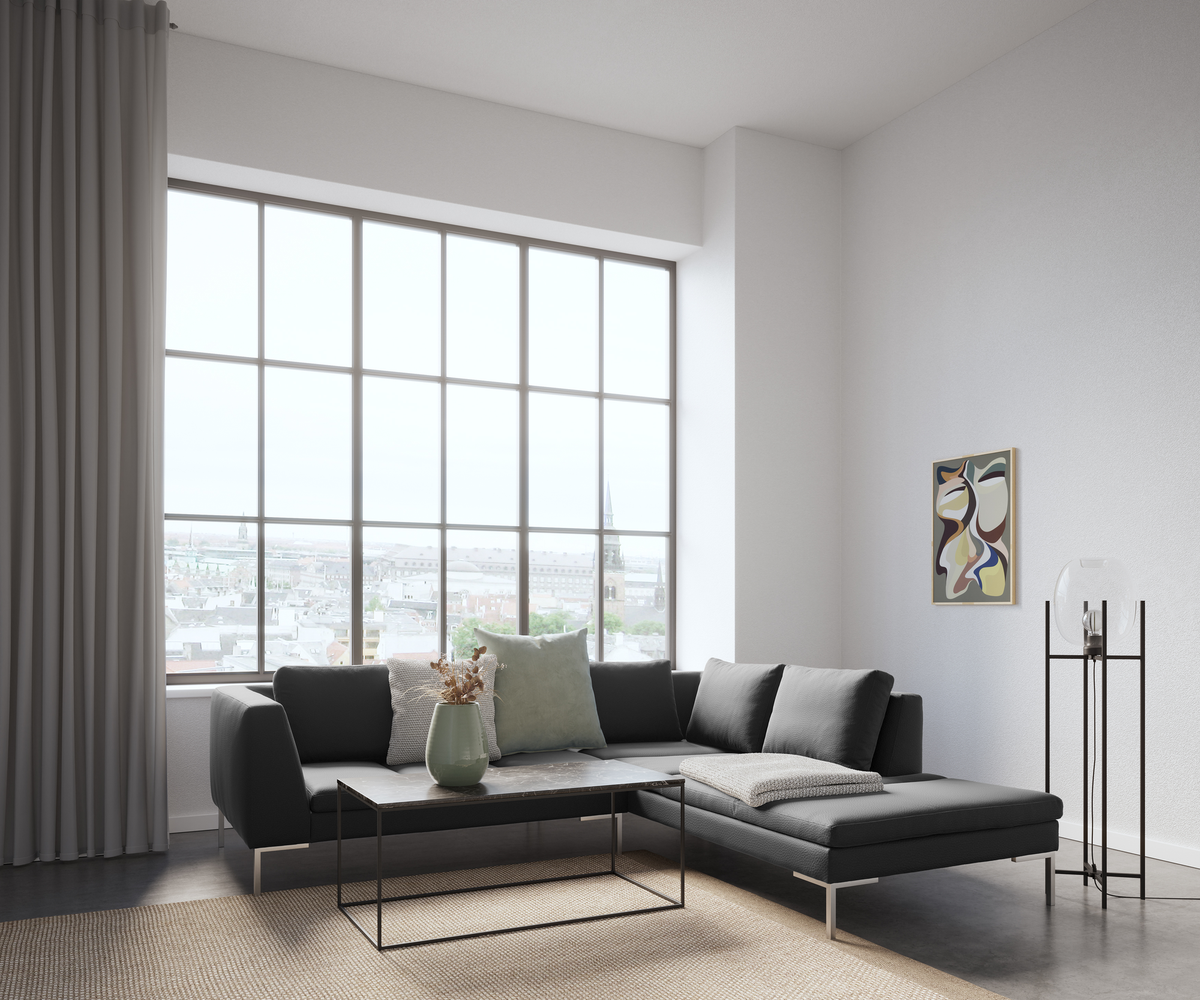 Lys skandinavisk stue med grå hjørnesofa, slankt sofabord i sort metal, vase med tørrede blomster, stor vinduesvæg med byudsigt, abstrakt vægkunst og glas-gulvlampe; beige tæppe og plaid på chaiselongen.